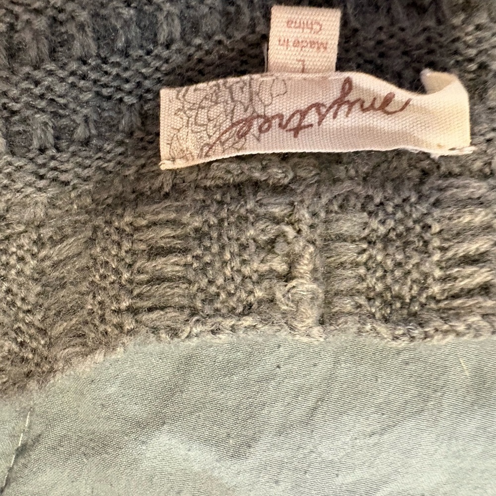 V-Neck Ribbed Sweater with Side Ribbon Detail - Picture 5 of 5